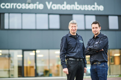 Rudi en Bram Vandenbussche voor hun carrosseriebedrijf in Kuurne