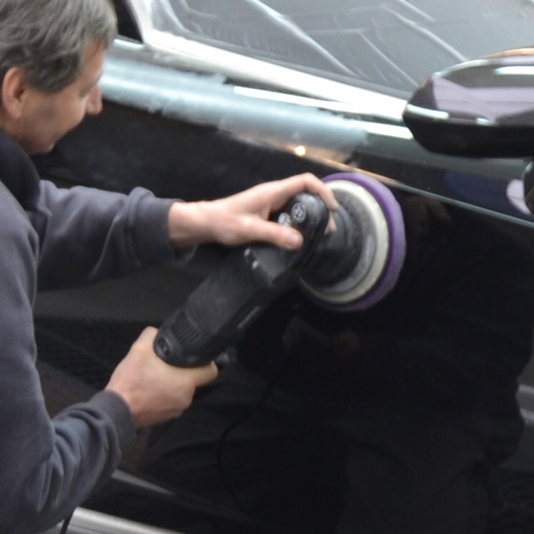 Professioneel polieren van een voertuig bij Carrosserie Vandenbussche