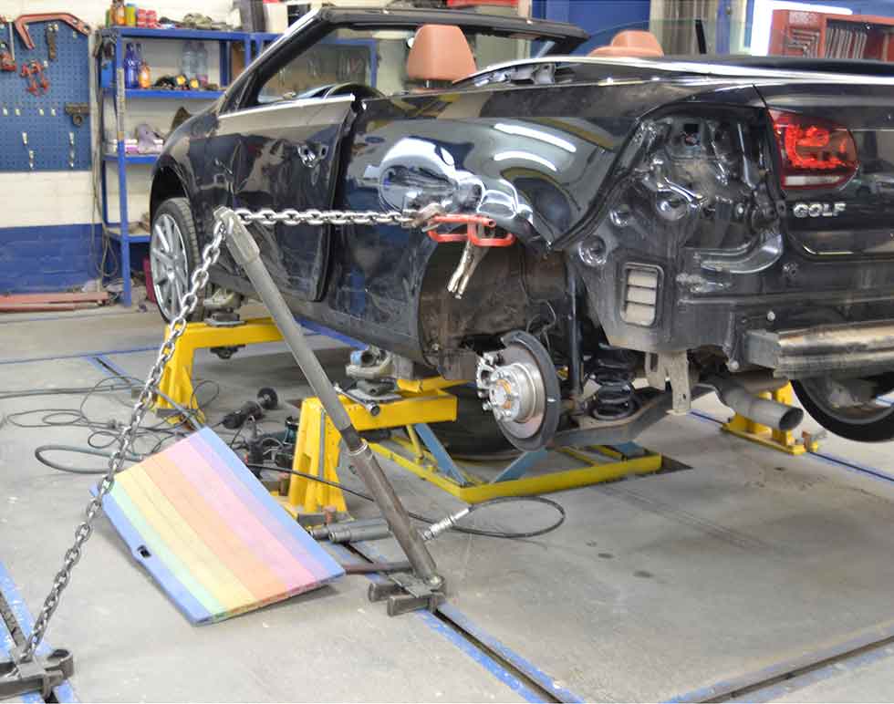 Richten van een voertuigstructuur op de richttafel bij Carrosserie Vandenbussche