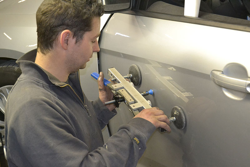 Uitdeuken via Paintless Dent Repair bij Carrosserie Vandenbussche