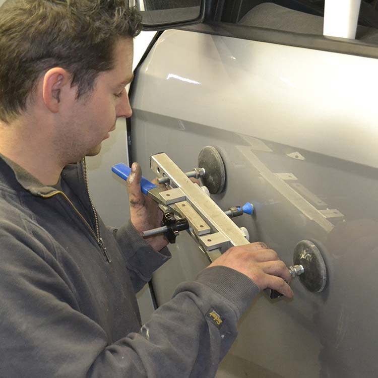 Uitdeuken via Paintless Dent Repair bij Carrosserie Vandenbussche